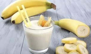 Домашний протеиновый коктейль с бананом на молоке