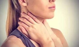 Хруст в шее и болит голова: причины и лечение