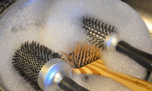 Как почистить расческу или щетку для волос?