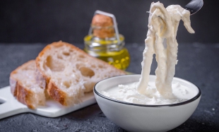 Вкусный итальянский сыр страчателла