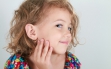 Когда лучше прокалывать уши ребенку?