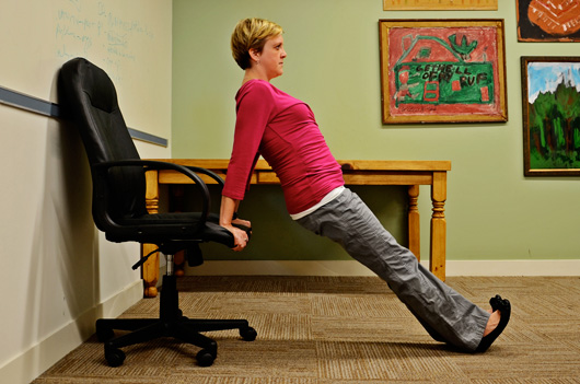 Упражнения со стулом для офисных работников