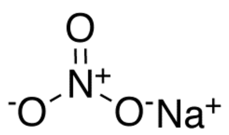 Нитраты нитриты формулы. Натриевая селитра структурная формула. Нитрат натрия структурная формула. Натриевая селитра формула. Нитрат натрия структура.