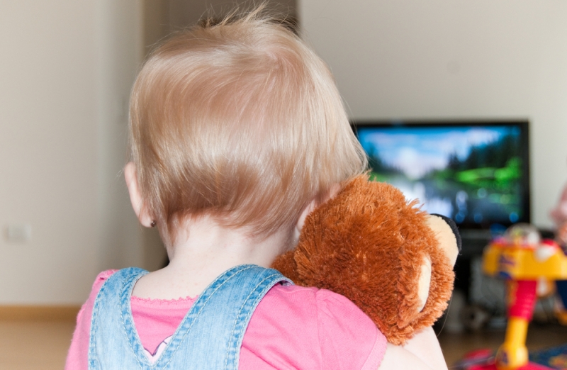 Не допускайте, чтобы телевизор заменял ребенку живое общение